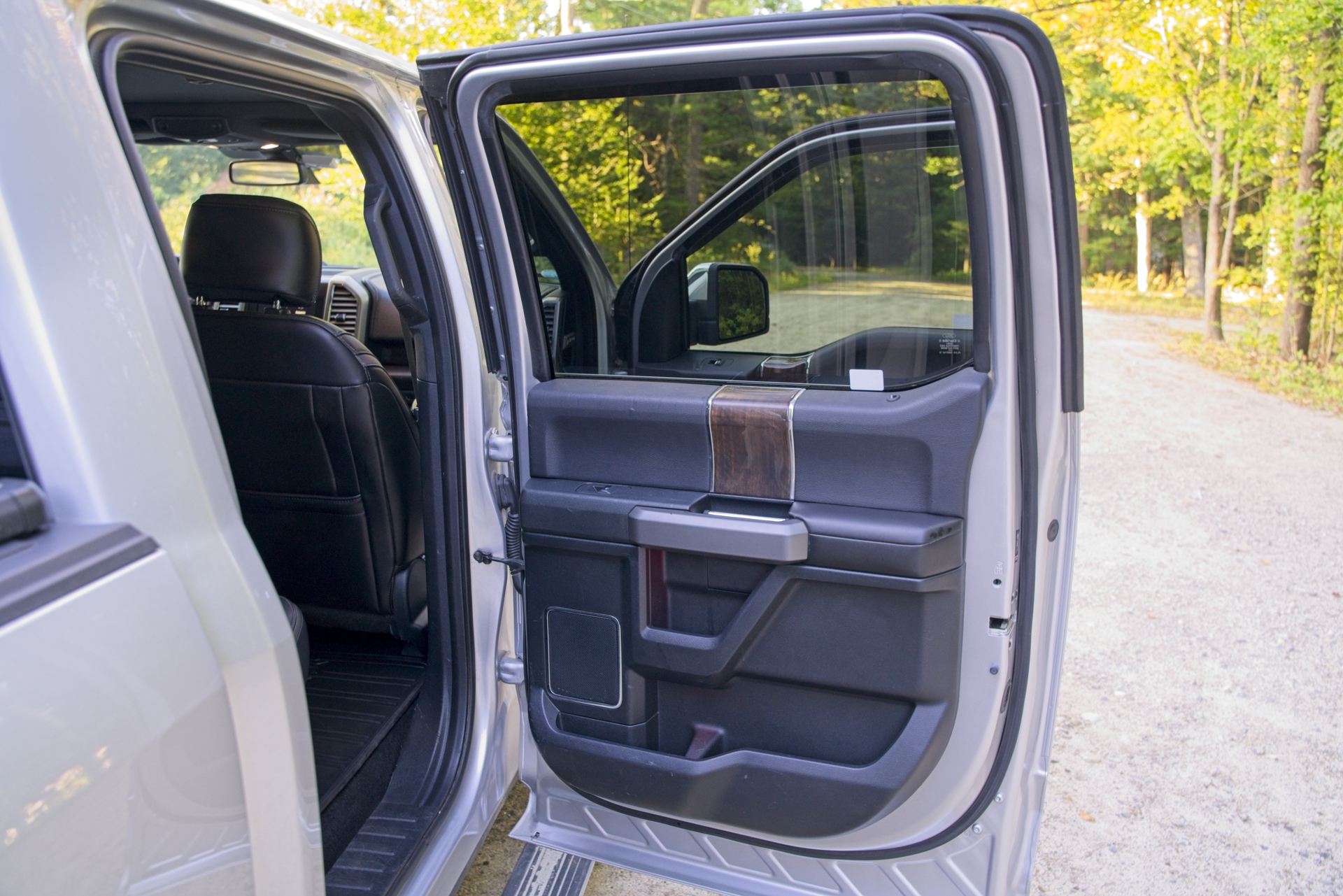 Used 2015 Ford F150 Platinum w/ Equipment Group 701A Luxury AWD/4WD image 17