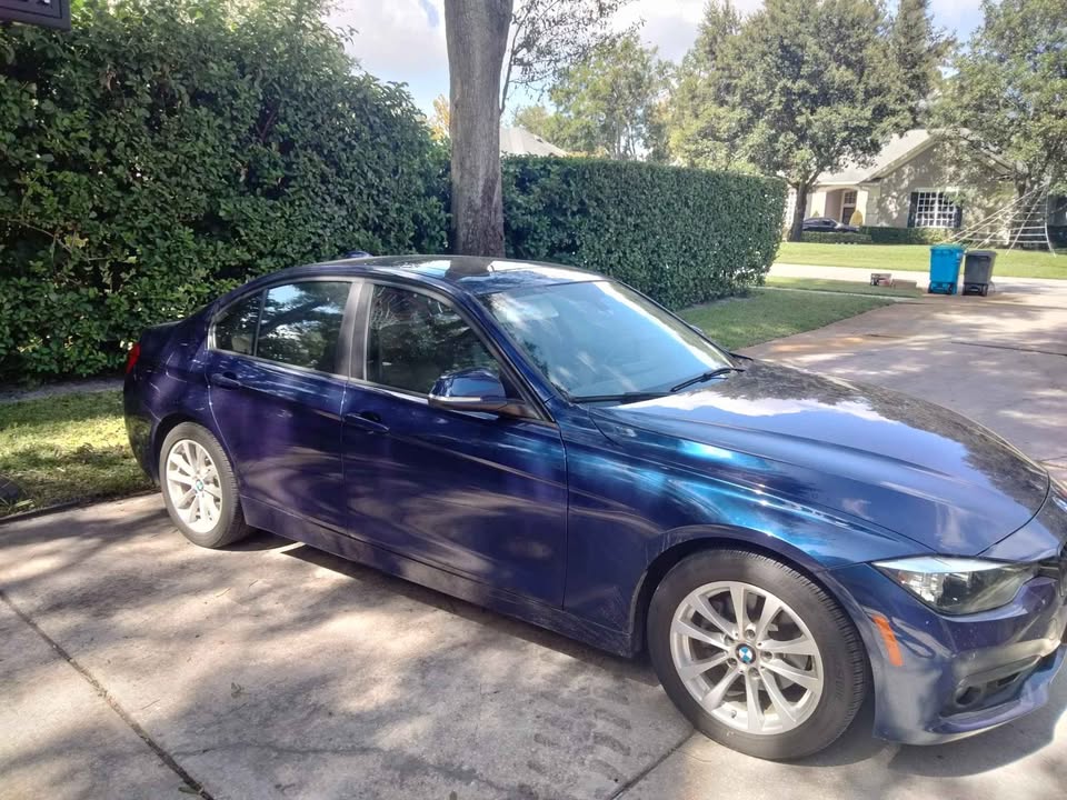 Used 2017 BMW 320i Sedan RWD image 2
