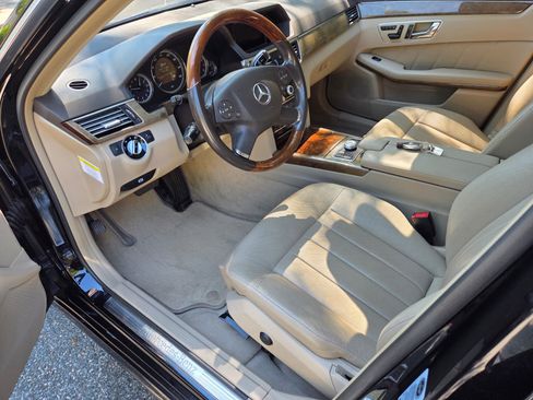 Used 2011 Mercedes-Benz E 550 4MATIC Sedan image 27