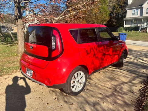 Used 2018 Kia Soul + image 6