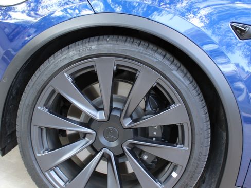 Used 2022 Tesla Model X image 16