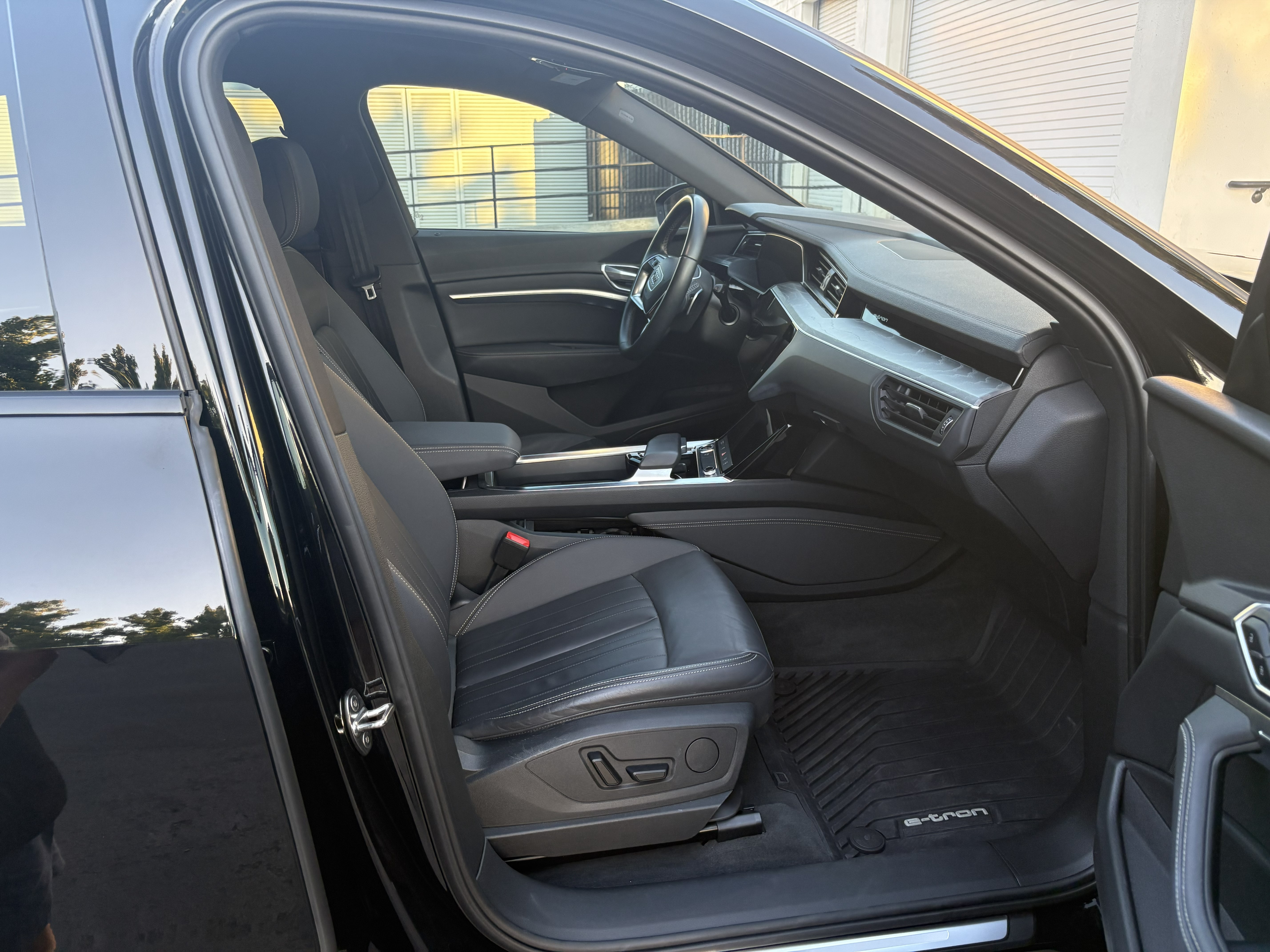 Used 2022 Audi e-tron Premium w/ Convenience Plus Package AWD/4WD image 16