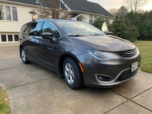 Used 2018 Chrysler Pacifica Touring Plus image 1