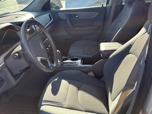 Used 2015 Chevrolet Traverse LT w/ Style and Technology Package image 2