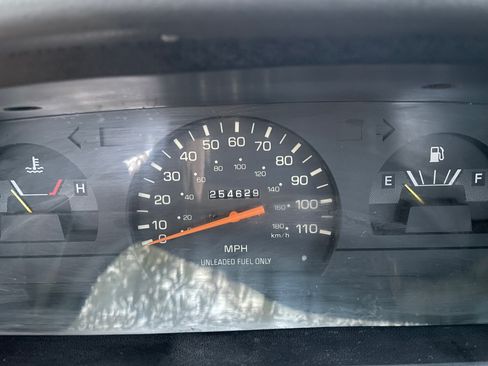 Used 1994 Toyota Pickup DX image 9