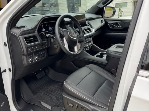 Used 2024 GMC Yukon SLT w/ SLT Premium Package image 6