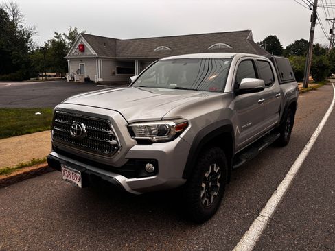 Used 2017 Toyota Tacoma TRD Off-Road w/ Tow Package (A/T) AWD/4WD image 5