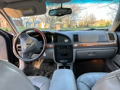 Used 2001 Lincoln Continental image 6