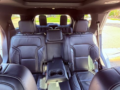 Used 2017 Ford Explorer Platinum image 10