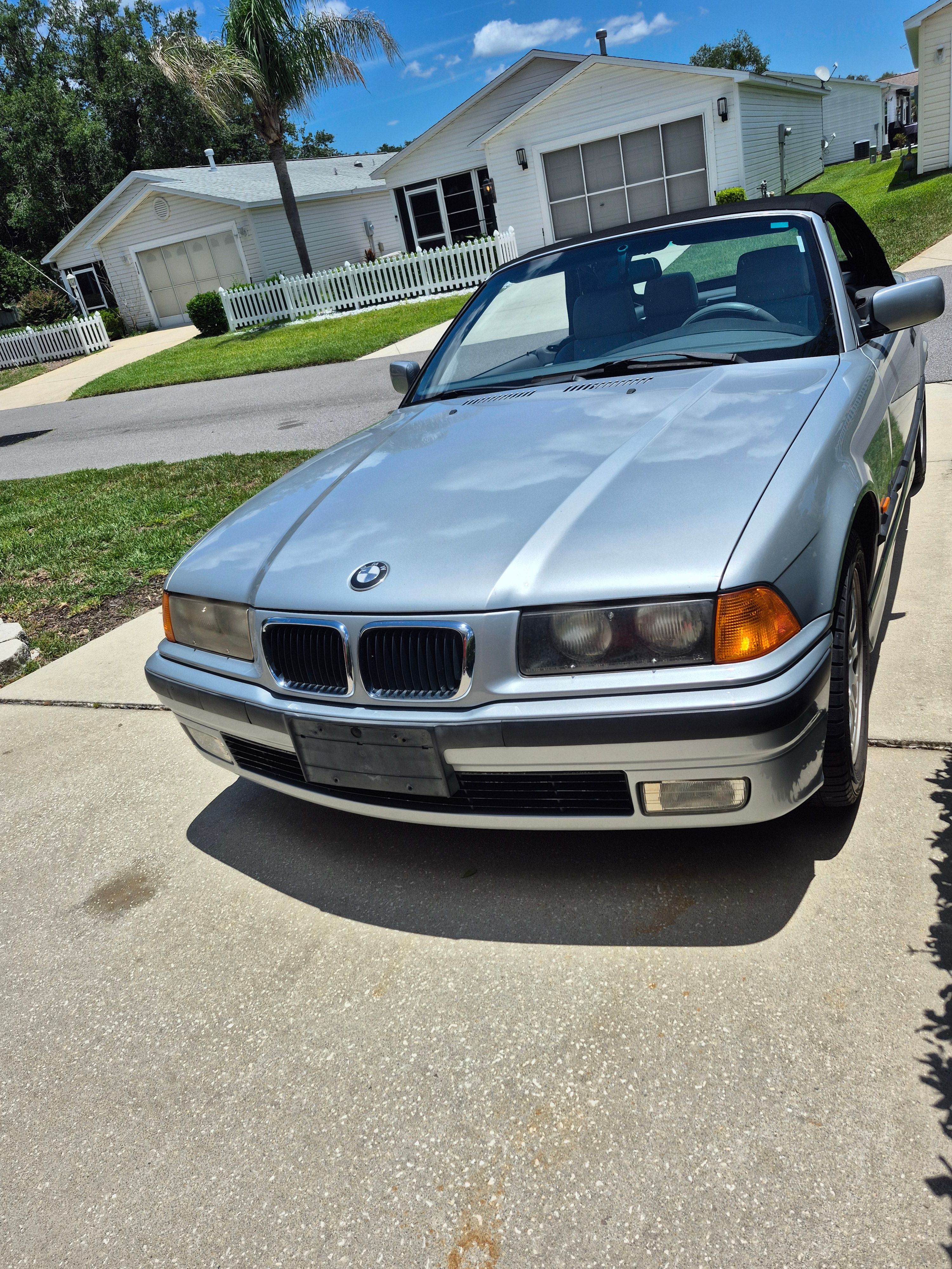 Used 1998 BMW 323i Convertible RWD image 2