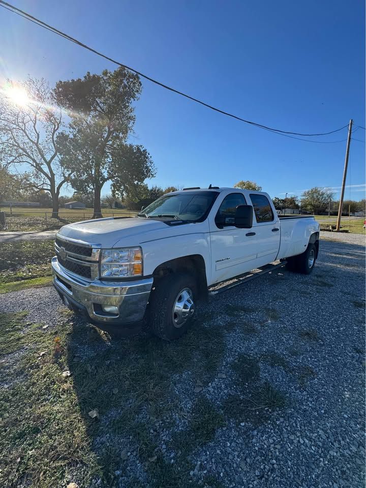 Used 2011 Chevrolet Silverado 3500 LT w/ Interior Plus Package AWD/4WD image 9