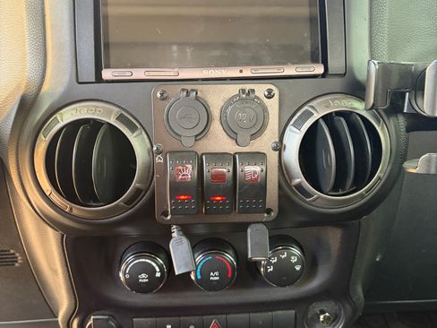 Used 2015 Jeep Wrangler Unlimited Sport AWD/4WD image 17