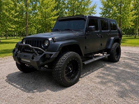 Used 2016 Jeep Wrangler Unlimited Sahara w/ Connectivity Group AWD/4WD image 1