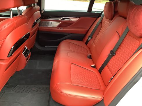 Used 2020 BMW 750i xDrive w/ Autobahn Package image 18