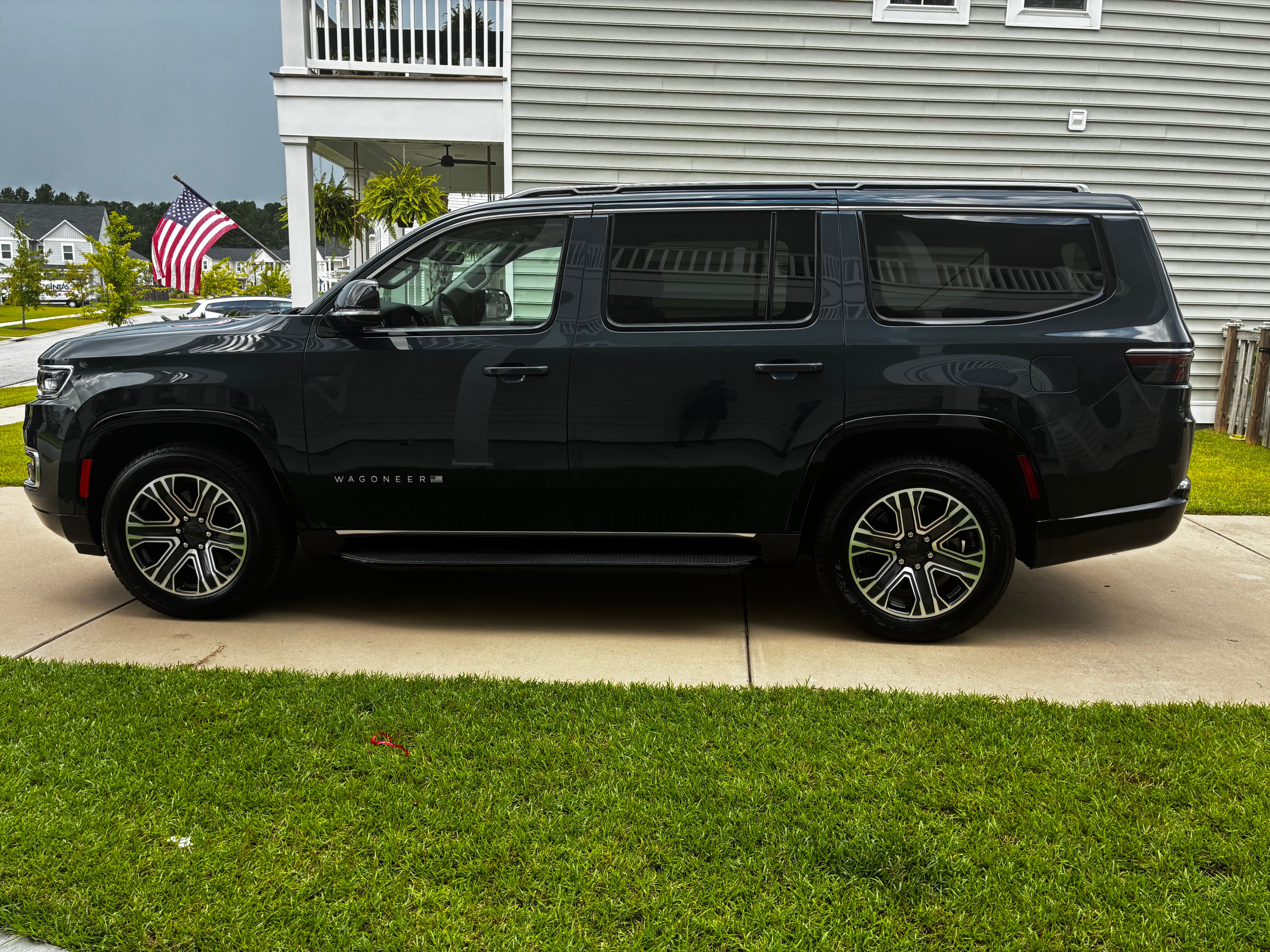Used 2023 Jeep Wagoneer 2WD w/ Premium Group I image 4