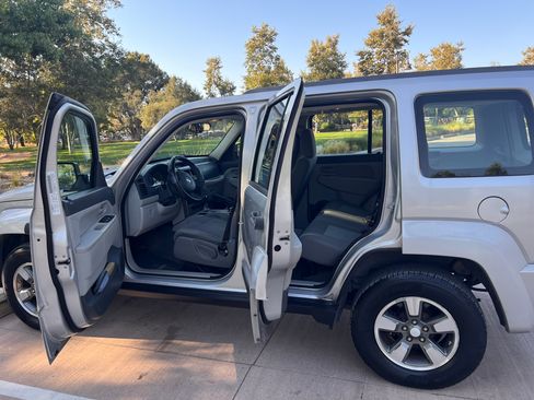 Used 2008 Jeep Liberty Sport RWD image 19