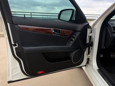 Used 2009 Mercedes-Benz C 300 Sedan image 17