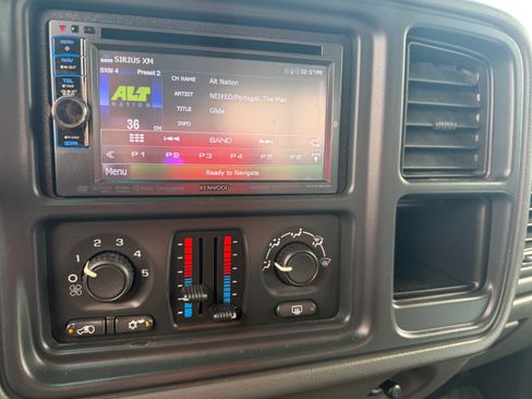 Used 2004 Chevrolet Silverado 3500 LS w/ Heavy-Duty Power Package AWD/4WD image 18