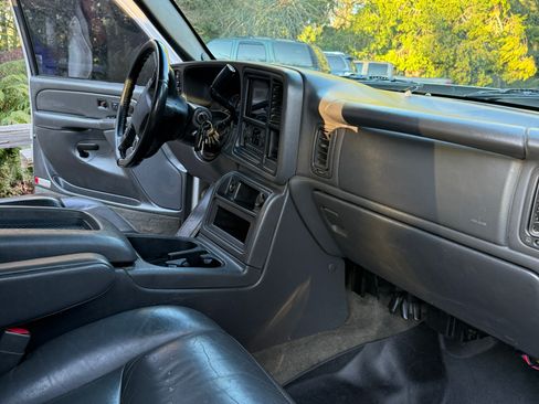 Used 2005 Chevrolet Silverado 2500 LT w/ Heavy-Duty Power Package image 4