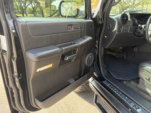 Used 2005 HUMMER H2 SUT Sport Utility Pickup 4D w/ Preferred Equipment Group image 12
