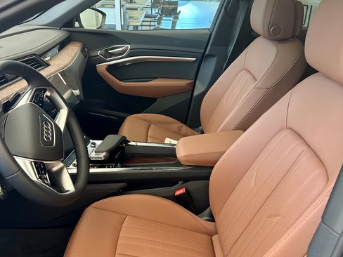 Used 2023 Audi e-tron Premium Plus w/ Premium Plus Package image 9