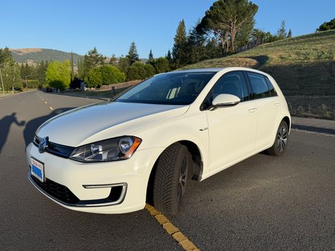 Used 2016 Volkswagen e-Golf SE w/ DC Fast Charging Package FWD image 12