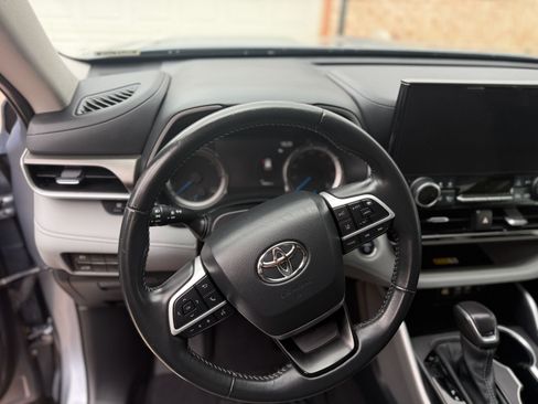 Used 2024 Toyota Highlander XLE AWD/4WD image 15