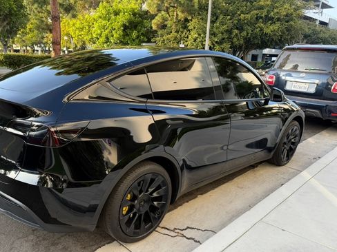 Used 2023 Tesla Model Y AWD image 4