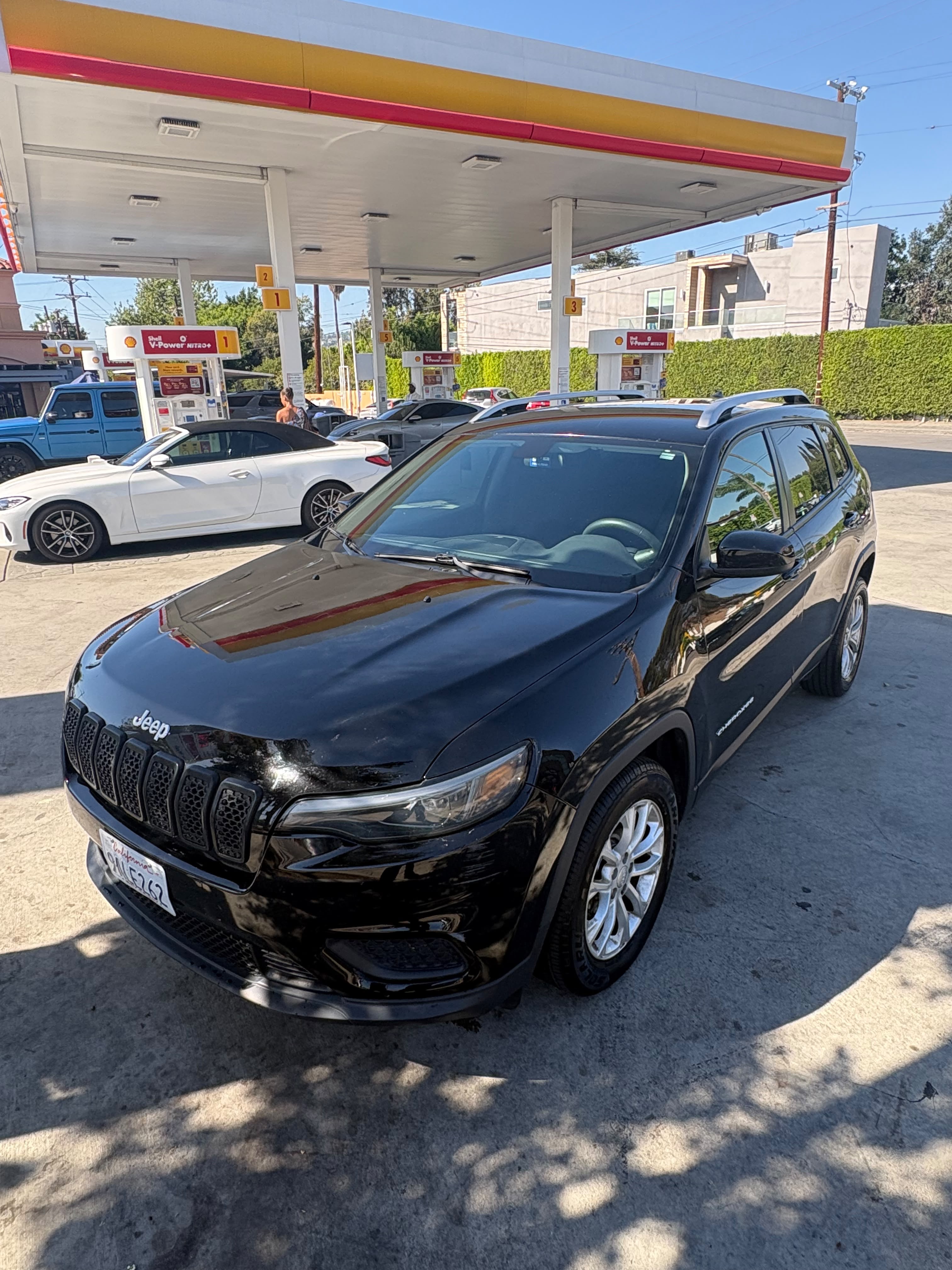 Used 2020 Jeep Cherokee Latitude FWD image 1