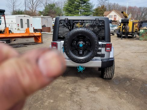 Used 2016 Jeep Wrangler Unlimited Sahara w/ Connectivity Group image 17