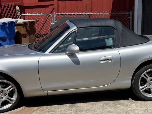 Used 2005 MAZDA MX-5 Miata LS RWD image 4