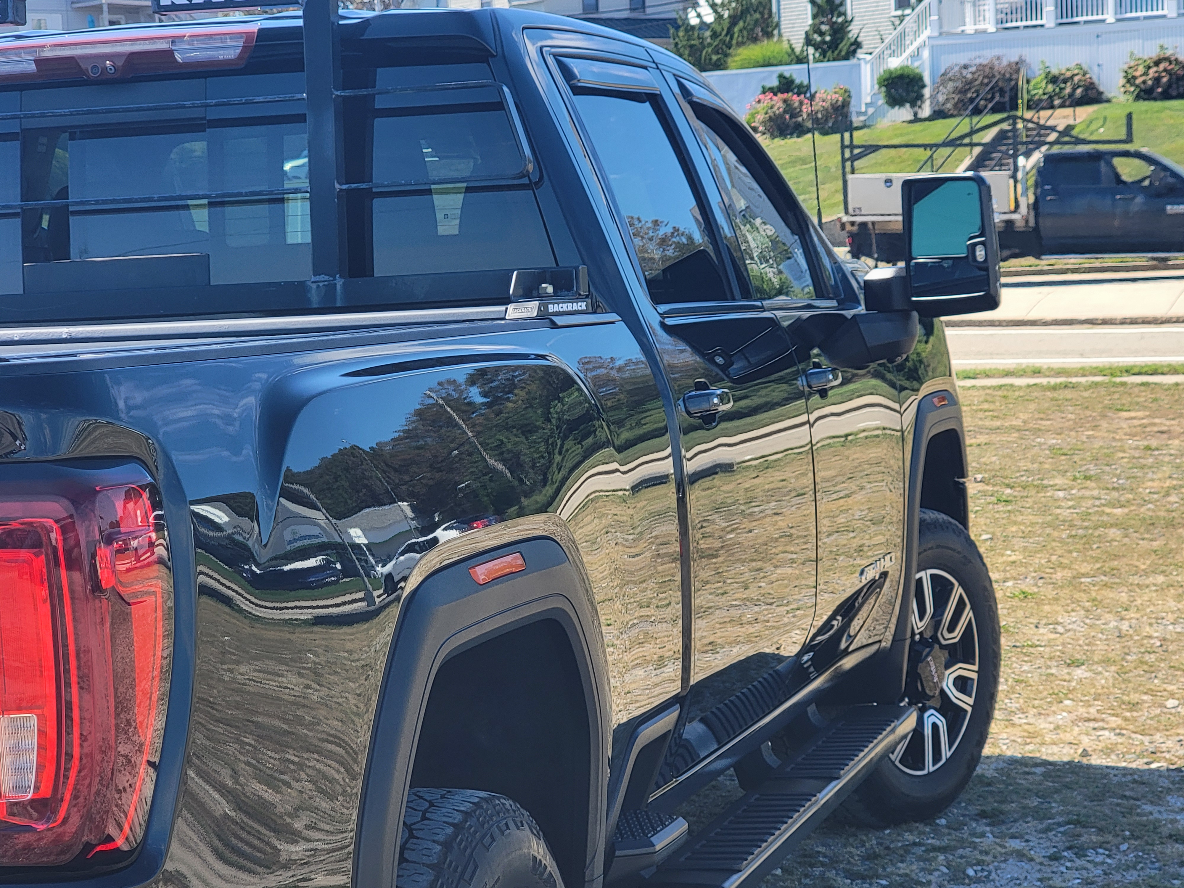 Used 2021 GMC Sierra 2500 AT4 w/ AT4 Preferred Package AWD/4WD image 2