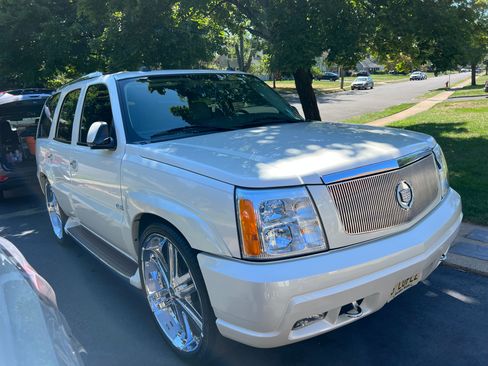 Used 2004 Cadillac Escalade AWD image 1