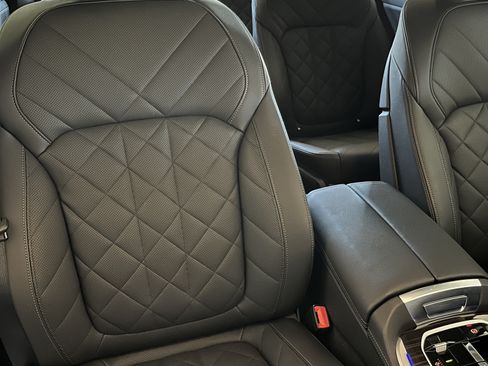 Used 2024 BMW X7 xDrive40i w/ Premium Package image 18