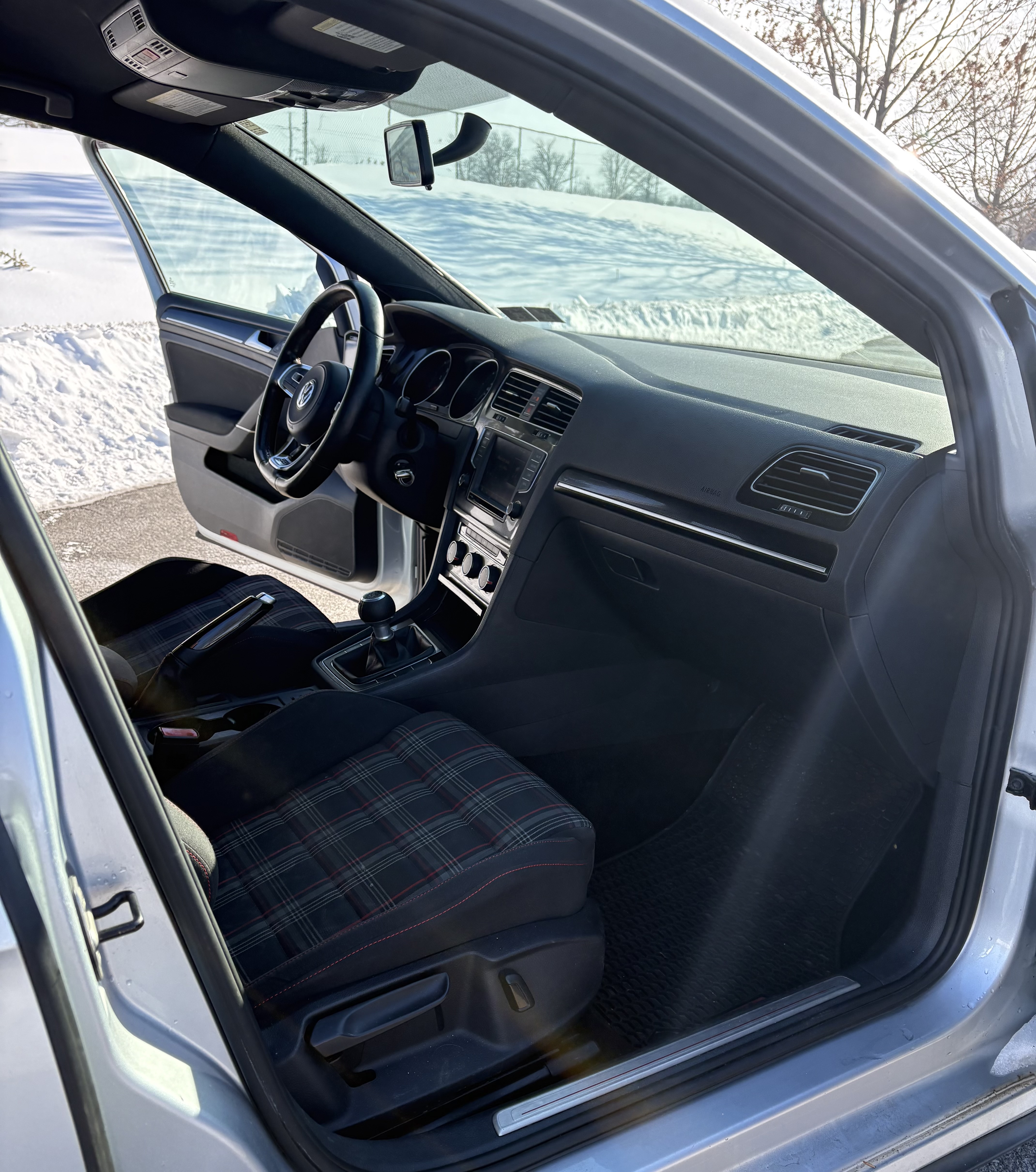 Used 2017 Volkswagen Golf 4-Door FWD image 14