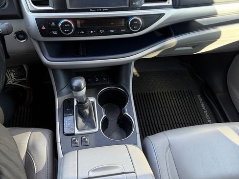 Used 2017 Toyota Highlander XLE image 12