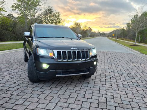Used 2011 Jeep Grand Cherokee Limited w/ Luxury Group II image 18