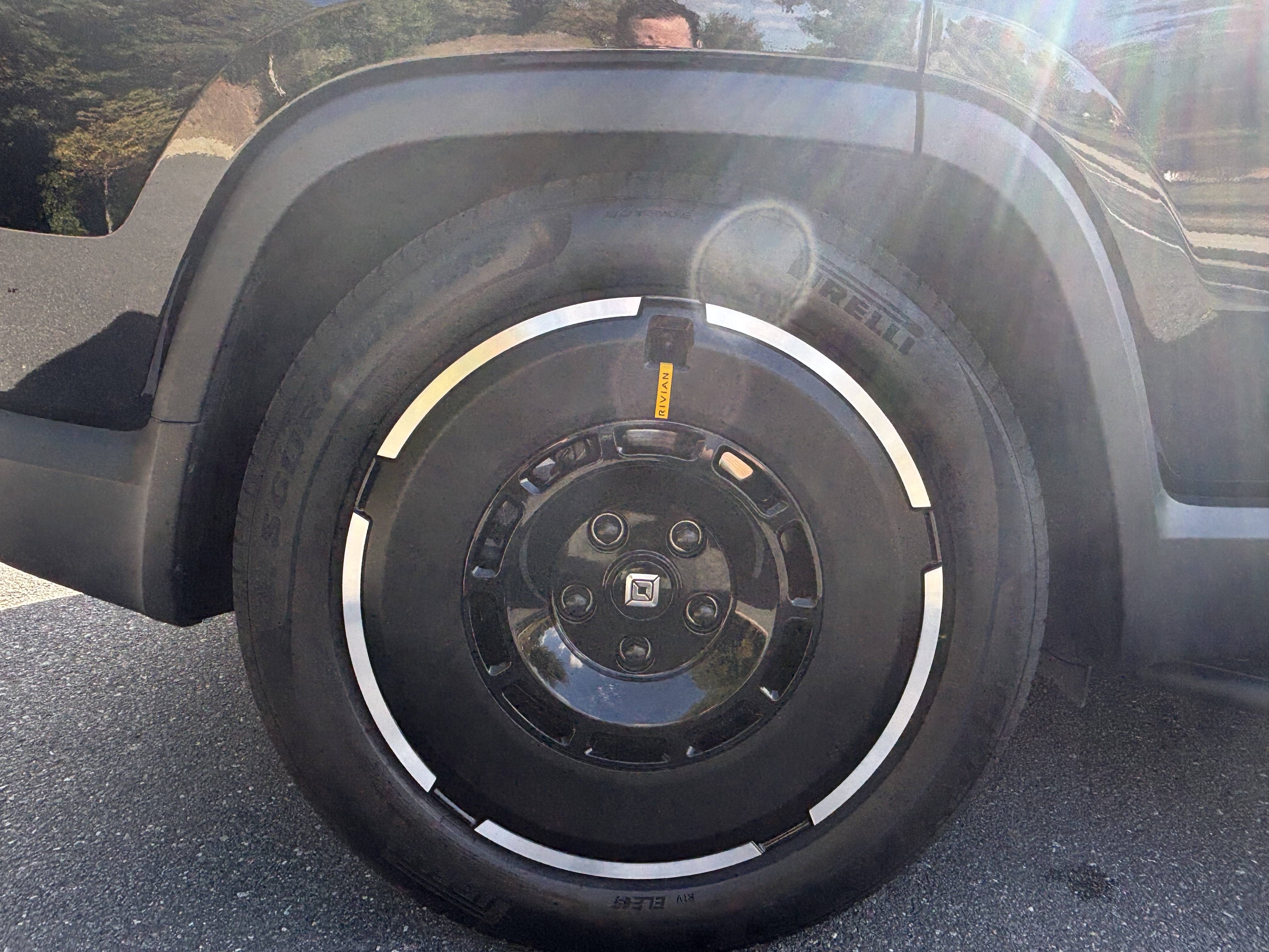 Used 2025 Rivian R1S Adventure Dual AWD/4WD image 13