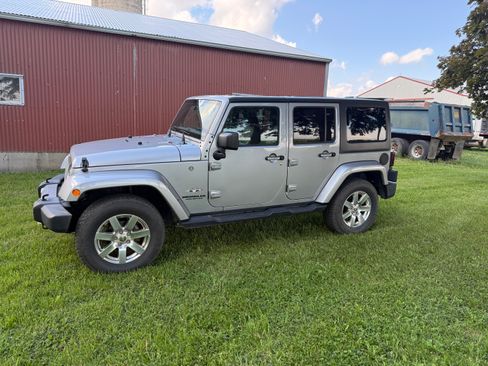Used 2017 Jeep Wrangler Unlimited Sahara w/ Connectivity Group AWD/4WD image 2