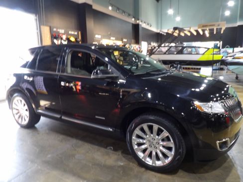 Used 2013 Lincoln MKX FWD image 12