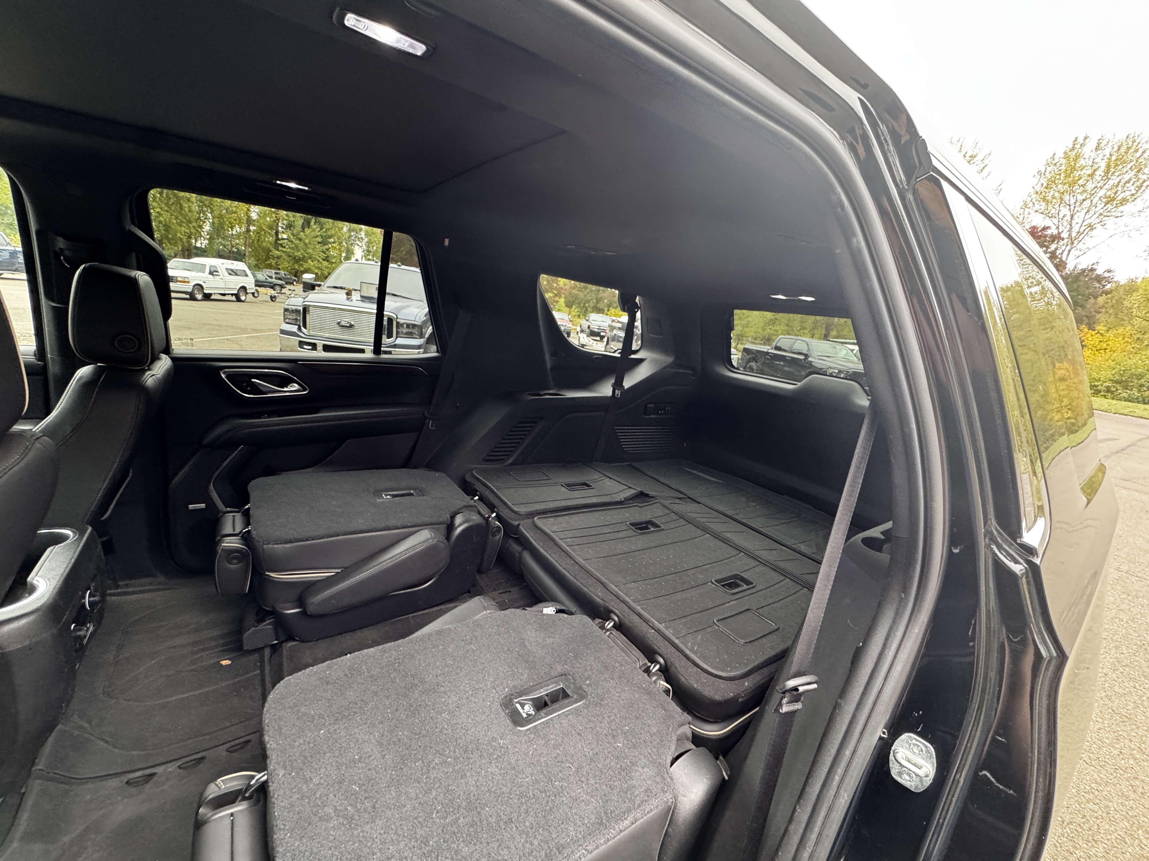 Used 2021 Chevrolet Tahoe Premier w/ Premium Package AWD/4WD image 16