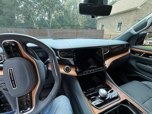 Used 2024 Jeep Grand Wagoneer Series III image 12