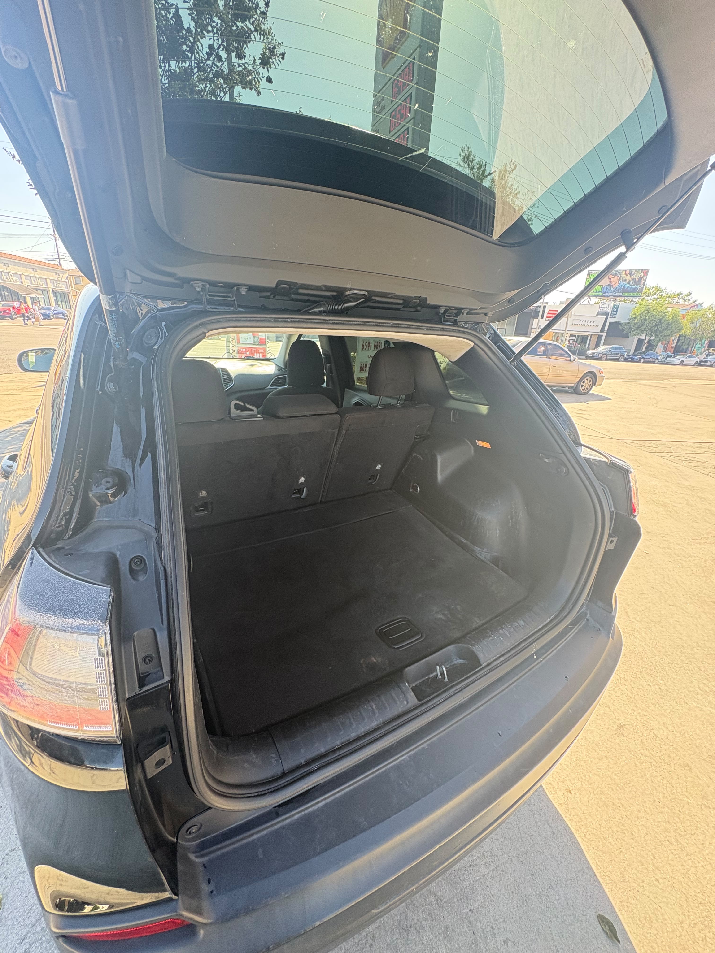 Used 2020 Jeep Cherokee Latitude FWD image 14