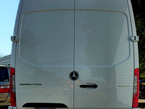 Used 2024 Mercedes-Benz Sprinter 2500 image 12