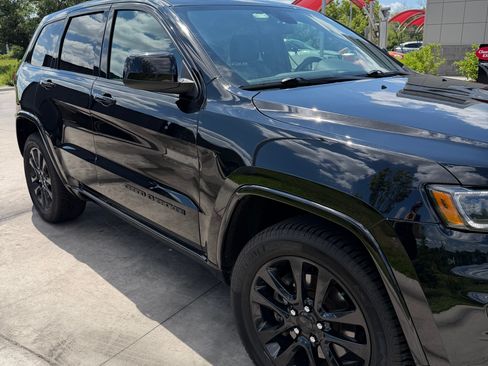 Used 2021 Jeep Grand Cherokee Laredo X AWD/4WD image 9