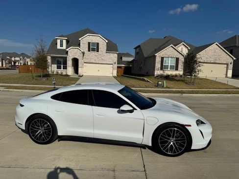 Used 2022 Porsche Taycan image 2