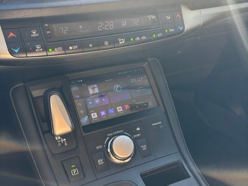 Used 2015 Lexus CT 200h image 2