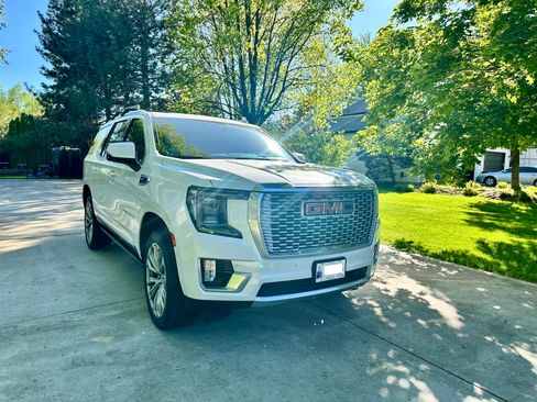 Used 2021 GMC Yukon Denali w/ Denali Premium Package AWD/4WD image 10