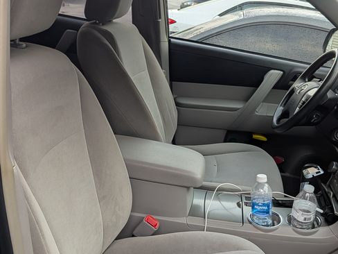 Used 2011 Toyota Highlander SE image 4