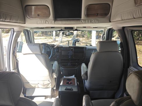 Used 2004 GMC Savana 1500 Van 3D w/ Preferred Equipment Group image 9